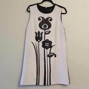 Sleeveless dress with leather flowers